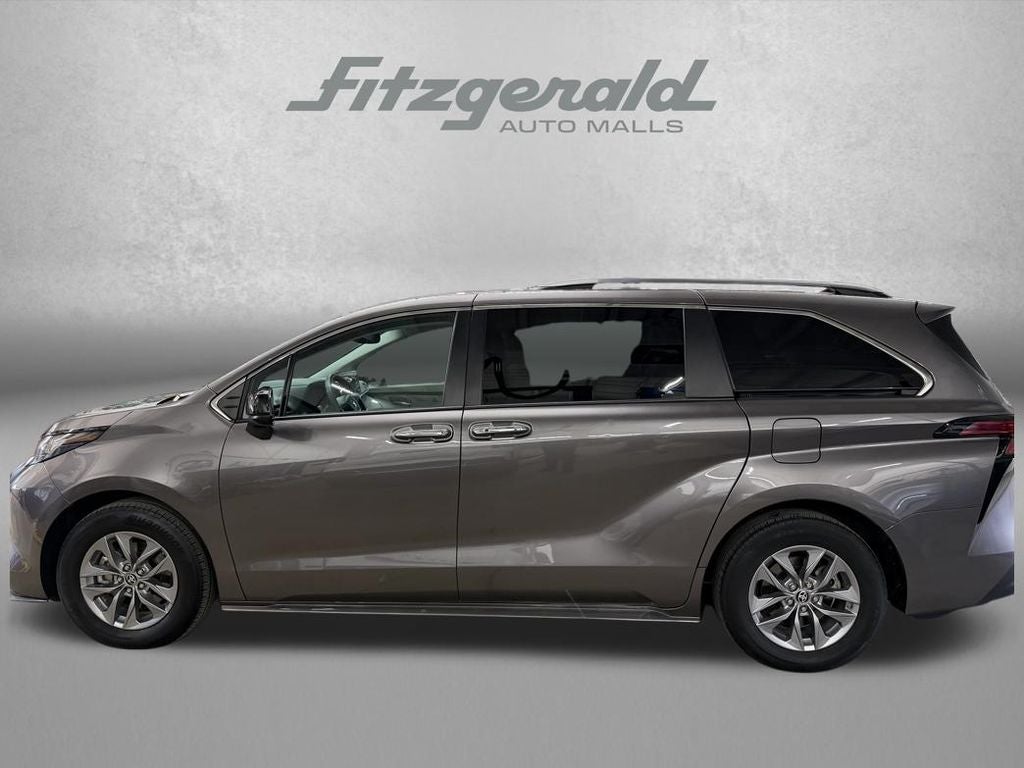 2022 Toyota SIENNA XLE XLE