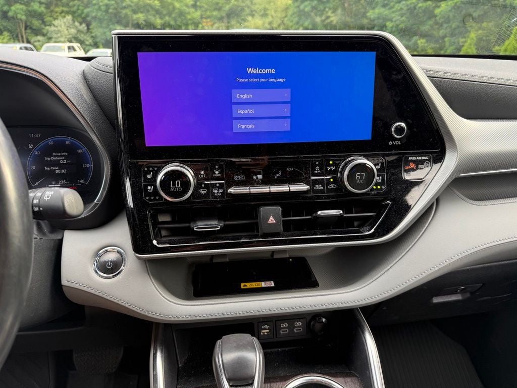 2023 Toyota Highlander Hybrid Platinum