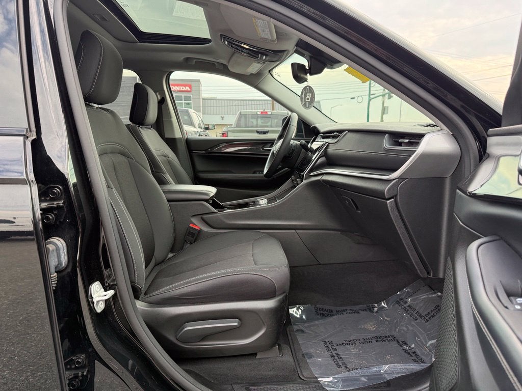 2023 Jeep Grand Cherokee L Laredo 4x4
