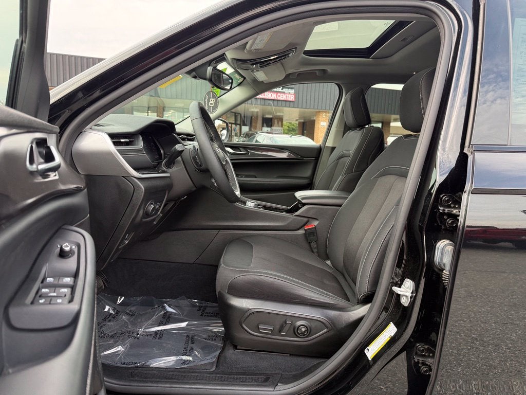2023 Jeep Grand Cherokee L Laredo 4x4