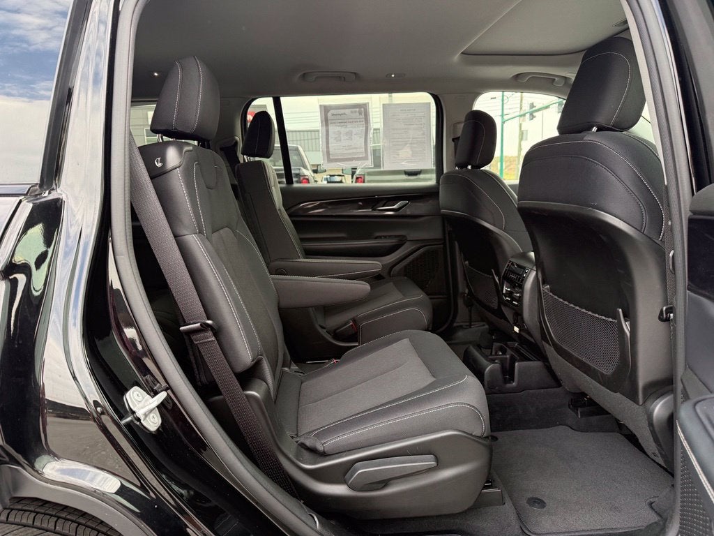 2023 Jeep Grand Cherokee L Laredo 4x4