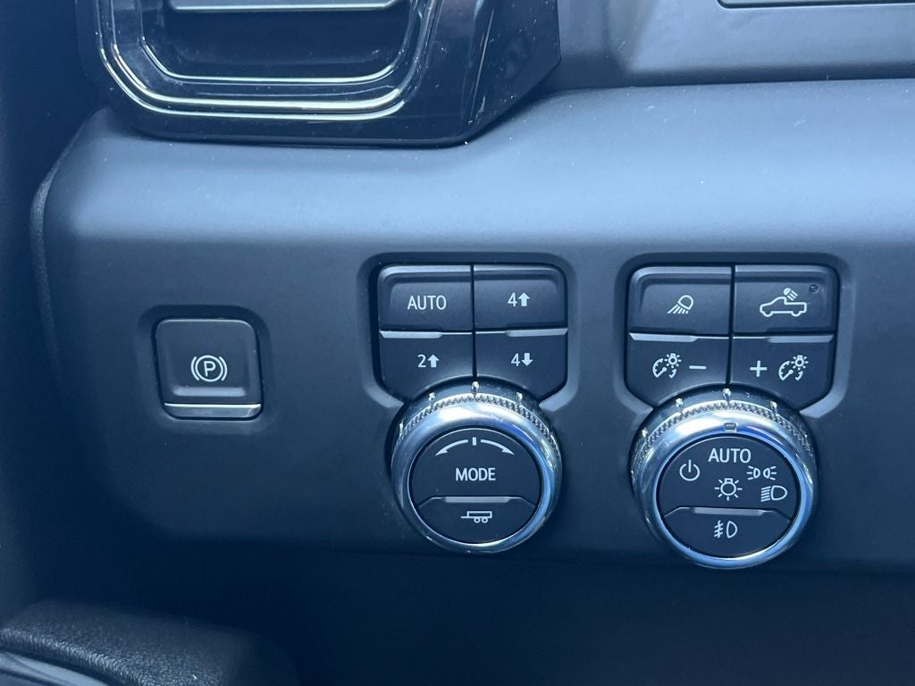 2023 GMC Sierra 1500 4WD Crew Cab Standard Box AT4